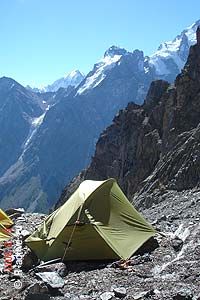 Промежуточный высотный лагерь на леднике.